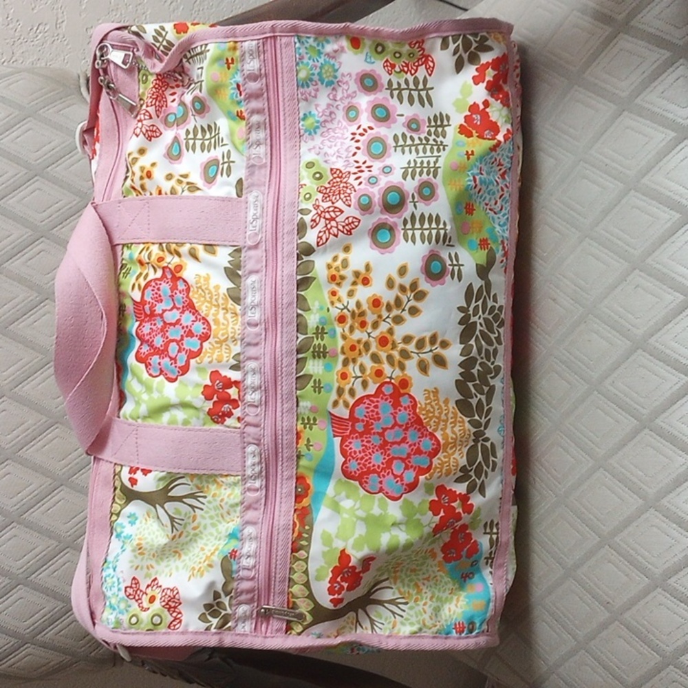 Vintage LeSportsac weekend floral duffle bag. 20" x 14" ×10".